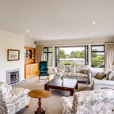 Busby Hill Villa - Havelock North Holiday Home Экстерьер фото