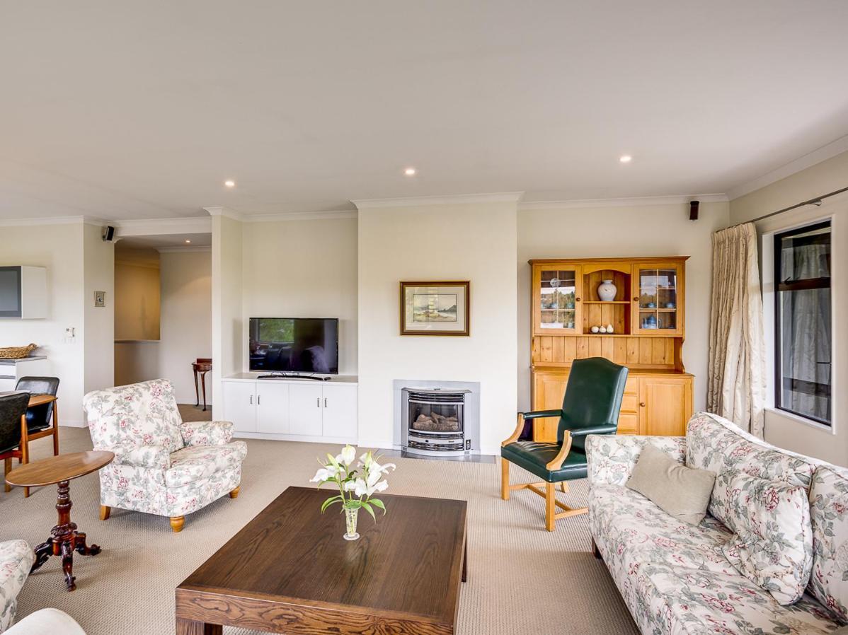Busby Hill Villa - Havelock North Holiday Home Экстерьер фото